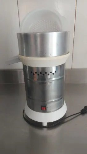 Vendo espremedor / extrator de frutas profissional bivolt. Parcelo no cartão com taxa. 