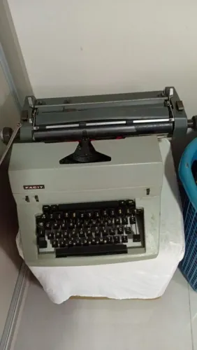 máquina de escrever vintage da marca Facit