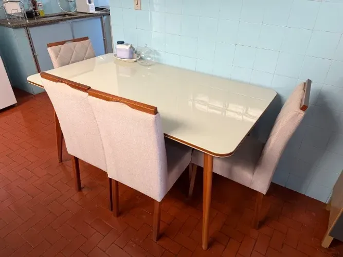 Conjunto mesa de jantar com tampo de madeira com vidro (1,60 x 0,90m) e 4 cadeiras
