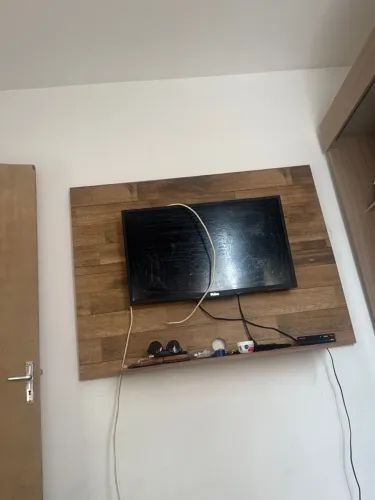 Mesa e painel