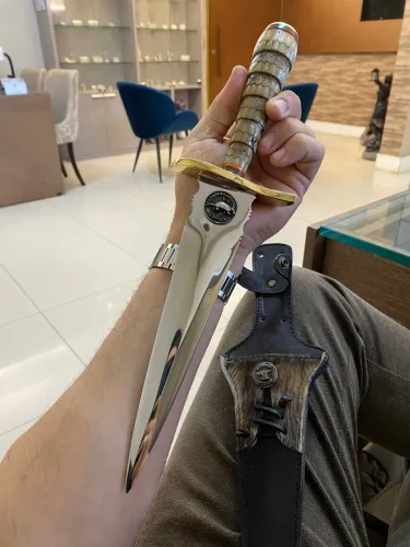 Punhal em aço inox 420c com cano em rabo de tatu natural