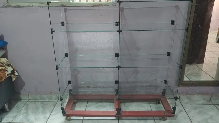 Vendo vitrine com suporte de madeira com rodinhas