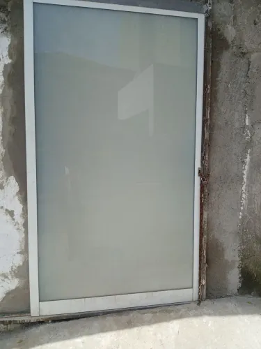 Portão de alumínio e vidro com rodinhas