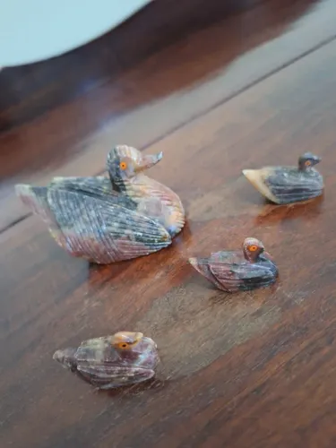 Bibelô pata e patinhos (pedra)