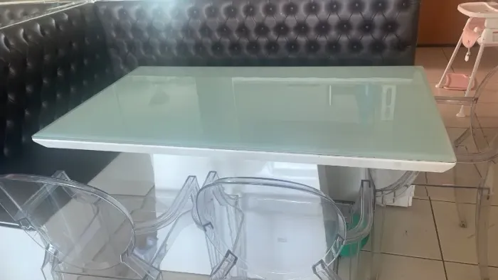 Mesa de jantar com canto alemão e 3 cadeiras