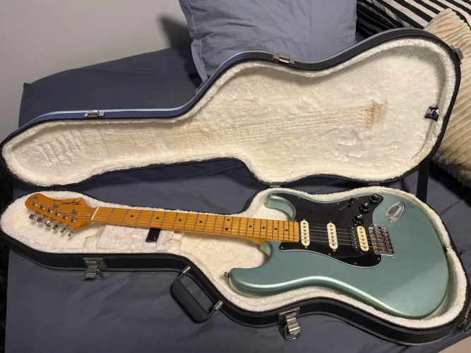 Vendo guitarra+ pedaleira + cabos