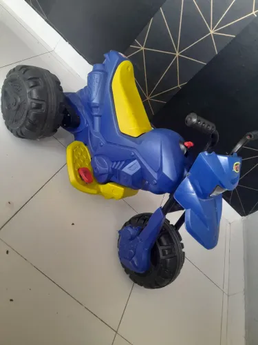 Moto elétrica vem carregando 