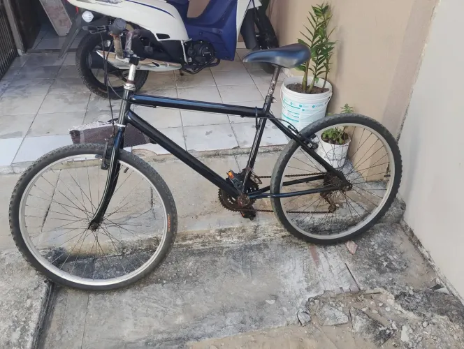 Vende-se Bicicleta aro 26, usada, no estado. R$ 150,00. Whatsapp *.
