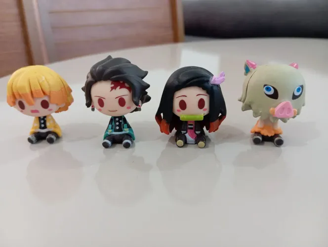 Vendo Bonecos pequenos Demon Slayer