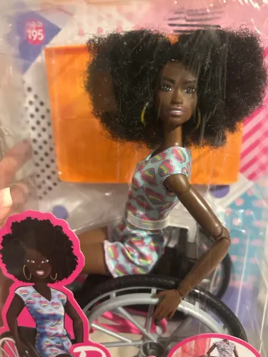Barbie Cadeirante MTM 195 negra