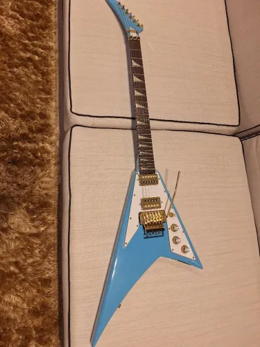 Guitarra Flying V, estilo Jackson