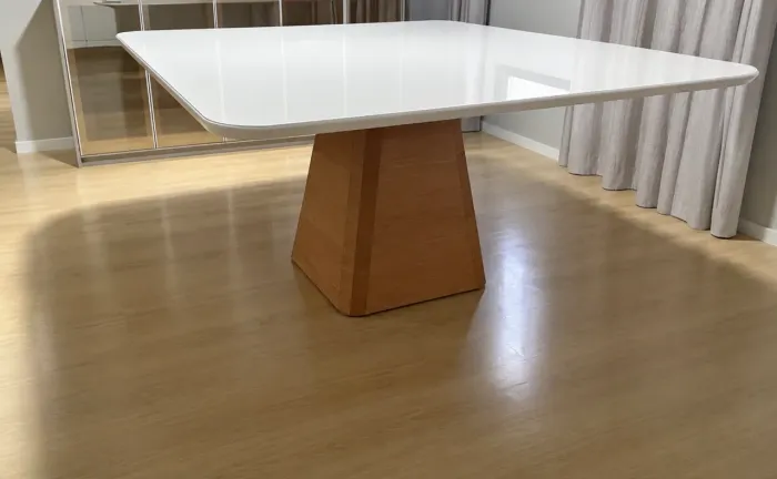 Mesa de Jantar Quadrada Maitê Tampo com Vidro Base Madeira Castanho / Off White