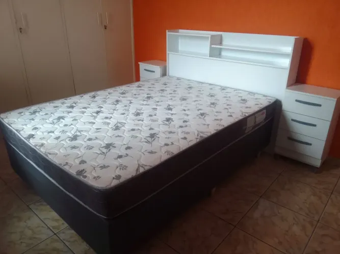 Cama casal box, cabeceira e duas mesas de cabeceiras