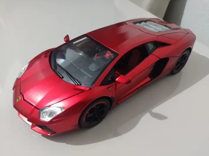 Miniatura Lamborghini Aventador 1/18 com luzes e som