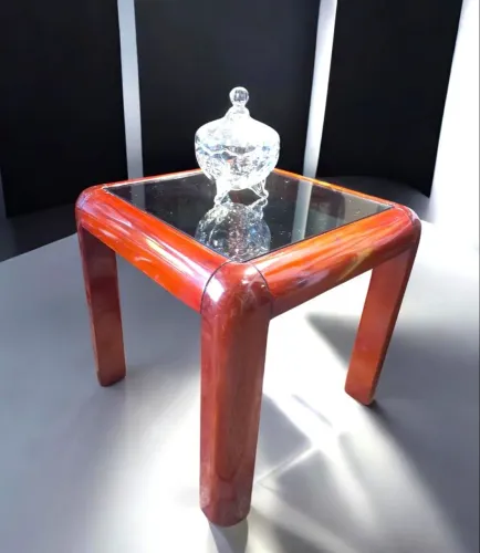 Mesinha de Cabeceira de Madeira Maciça na cor Mogno com Tampo de Vidro Fumê.