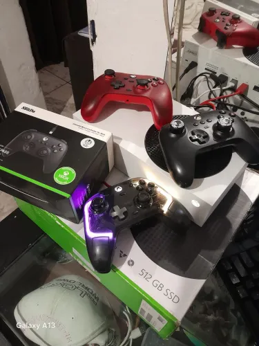 Xbox series s completo 3 controles e um jogo