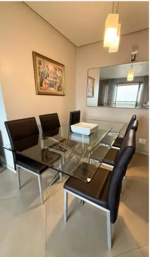 Mesa de jantar em vidro com seis cadeiras