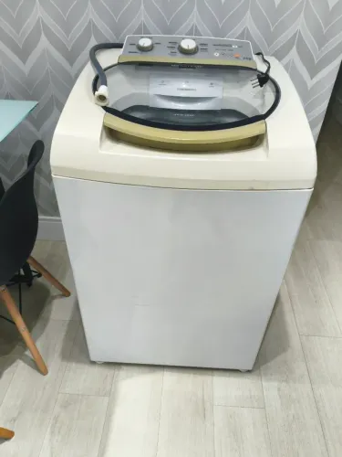 Máquina de lavar Brastemp 11 kg em bom estado com vazamento no fundo