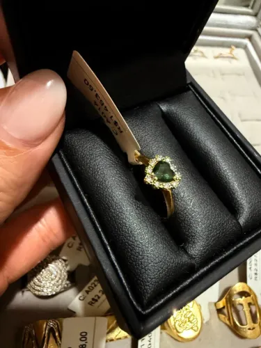 Anel Princesa em Ouro 18k com pedra verde
