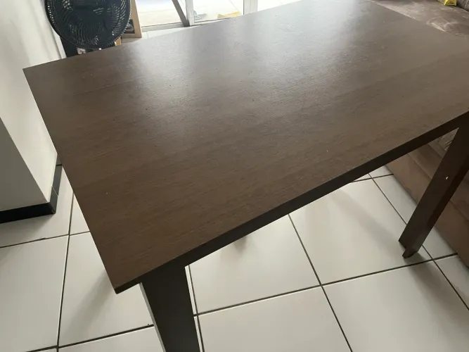 Mesa de madeira com uma cadeira