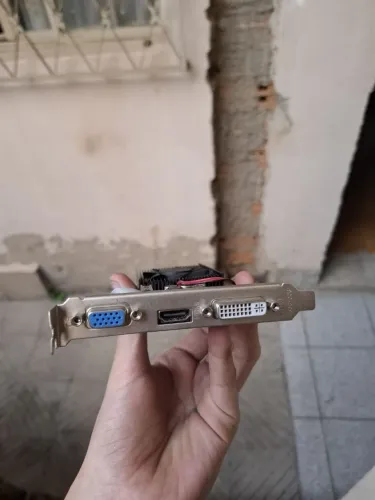 Placa de video GT 210 1Gb