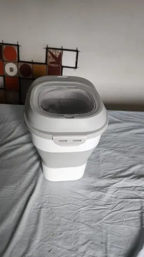 Guarda ração retrátil para cachorro com pá