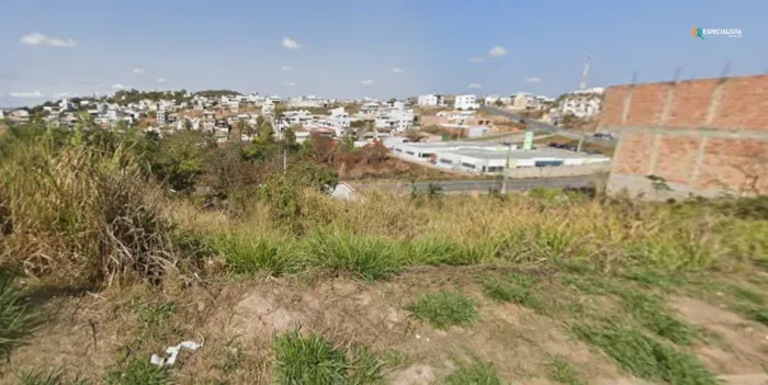 Lote com 250 m² no bairro Liberdade em declive proporcionando vista Definitiva