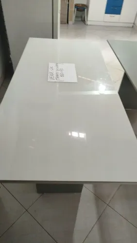 Vendo 2 mesas pra 6 cadeiras cada com tampão de vidro.obs não acompanha cadeiras