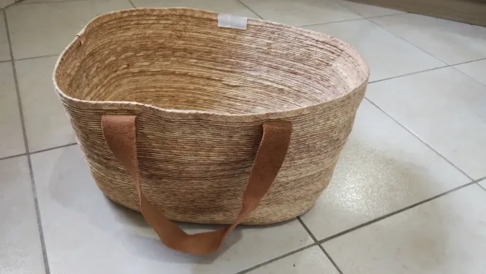 Cesto de fibra natural com alça de coro e fechamento de velcro 