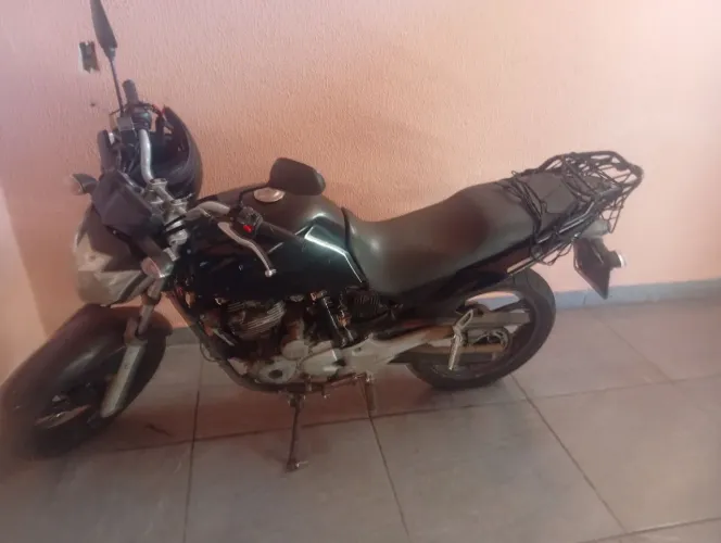 Vendo moto fazer 250 revisada e motor na garantia bem conservada pneus bons e ralação nova