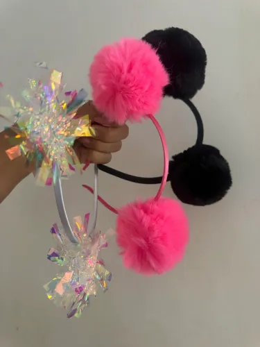 3 tiaras pompom e brilho lindas! 