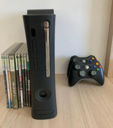 Xbox 360 - Desbloqueado (Console, controles, cabos e jogos)
