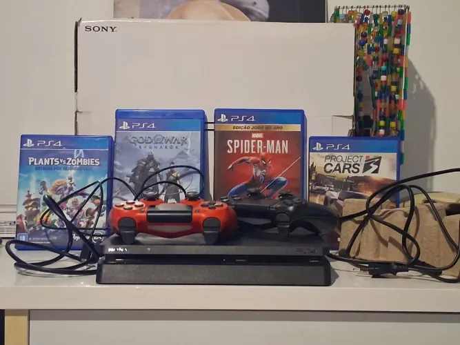 PS4 slim 1tb 2 controles 4 jogos - CAIXA COMPLETO