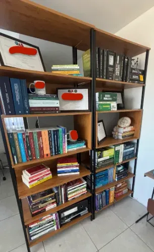 estante de livros