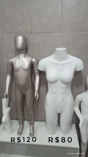 4 manequins e um par de manequim para meias