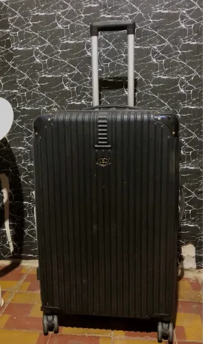 Mala de Viagem Grande Preta Rígida - Rodas e Zíperes OK
