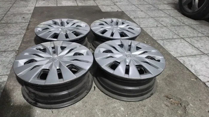 TOYOTA YAIRIS/ETIOS ARO 15 RODAS+CALOTAS+PARAFUSOS