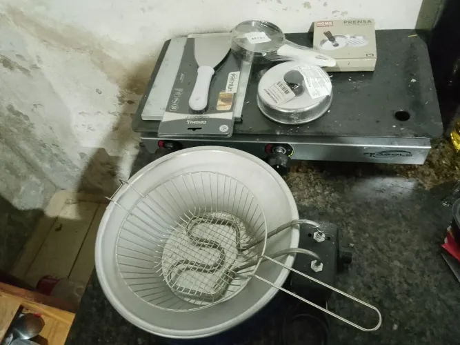 Vendo uma chapa e utensílios uma fritadeira elétrica todos por 400 reais