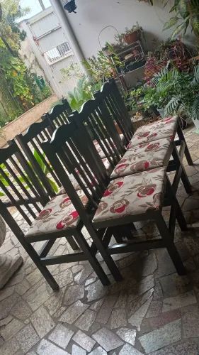 Conjunto com 6 cadeiras de madeira com estofado de tecido floral