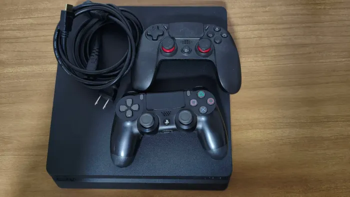 PS4 slim com dois controles