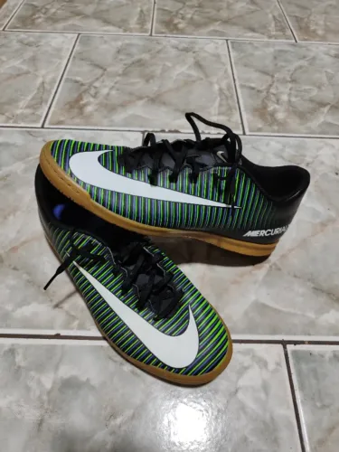 Chuteira Nike Futsal tamanho 40,5 - Estilo e desempenho na quadra