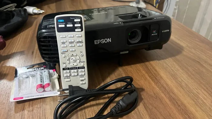 Projetor Epson PowerLite S18+ HDMI 3.000 Lumens, Controle e Cabo de Força