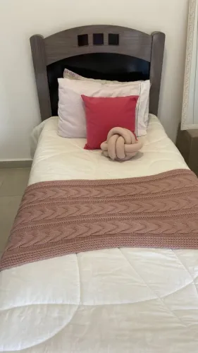 Cama de solteiro com o colchão