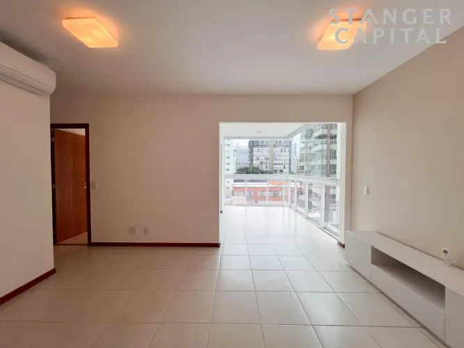 Apartamento reformado para alugar na Praia do Canto, 2 vagas