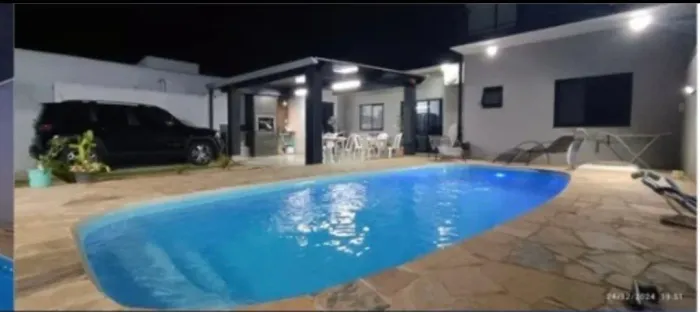 Casa com piscina e três dormitórios