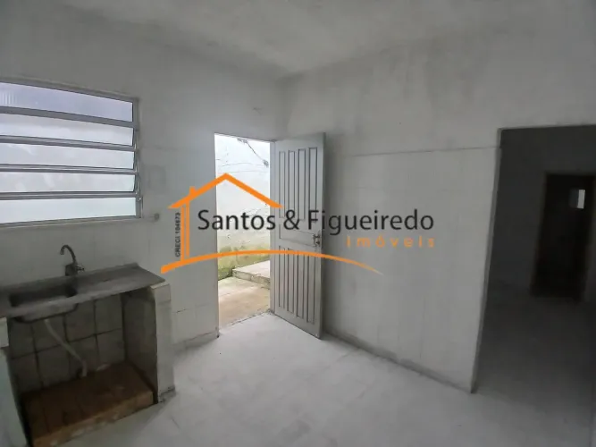 QUARTO E COZINHA - PRÓXIMO A PRAÇA UBATUBA