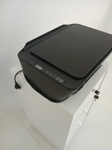 Impressora HP Deskjet 2774 leva o móvel junto