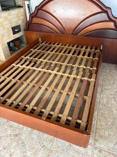 Cama em mogno
