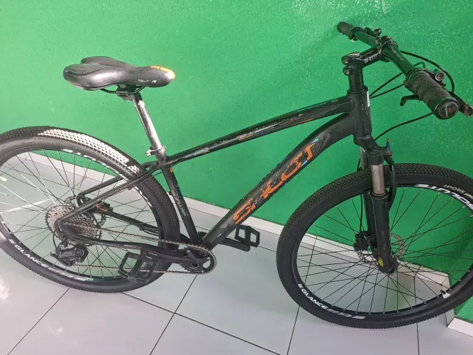Bicicleta aro 29 em ótimo estado de conservação com coroa única pe de vela integrado novo 