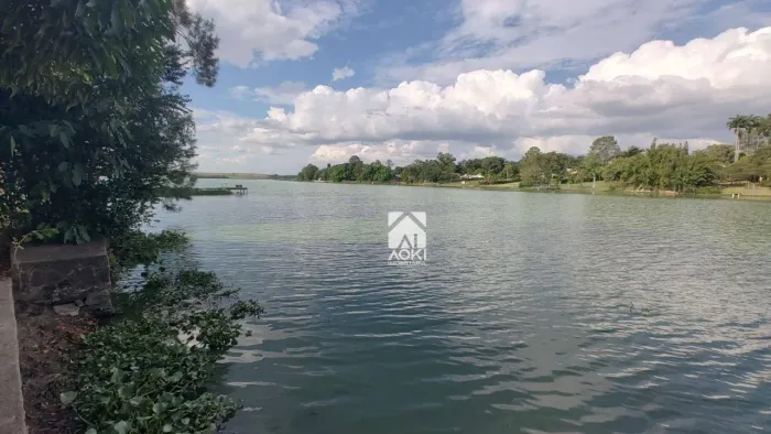 Chácara de 5.280 m² com os fundos para a represa da Praia dos Namorados.